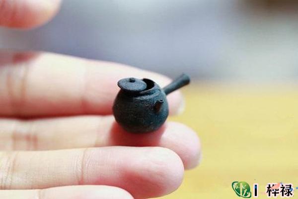 为人小气的八字格局