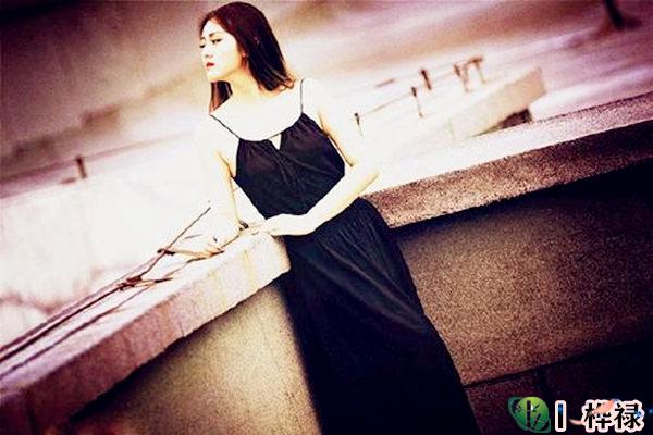 难以拥有婚姻的女性八字