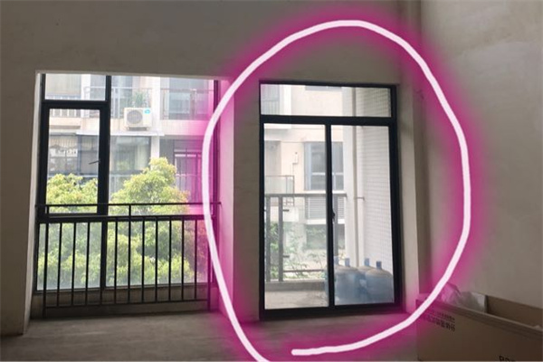 住宅大门对阳台如何化解