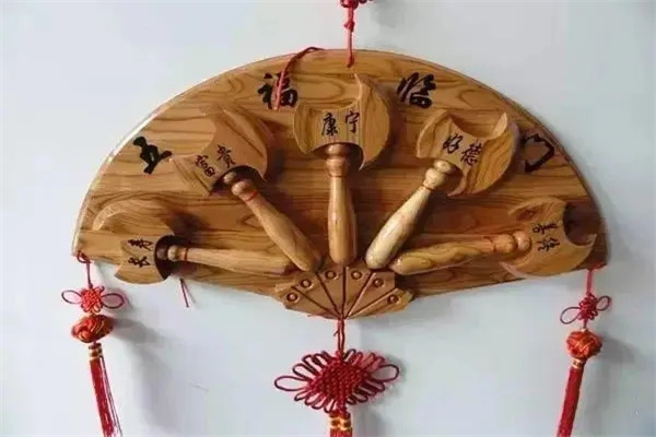 家里的门上挂什么东西辟邪(家门上挂什么可以辟邪)