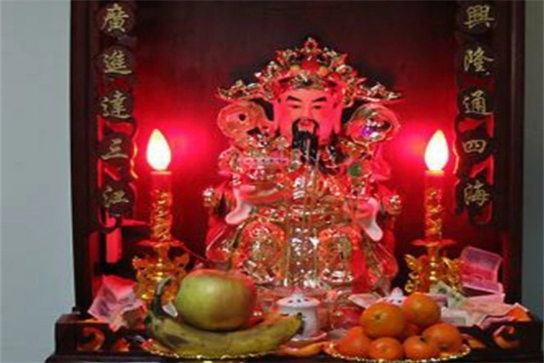 家里的财神放在哪里比较好(家里的财神放在哪里比较好呢)