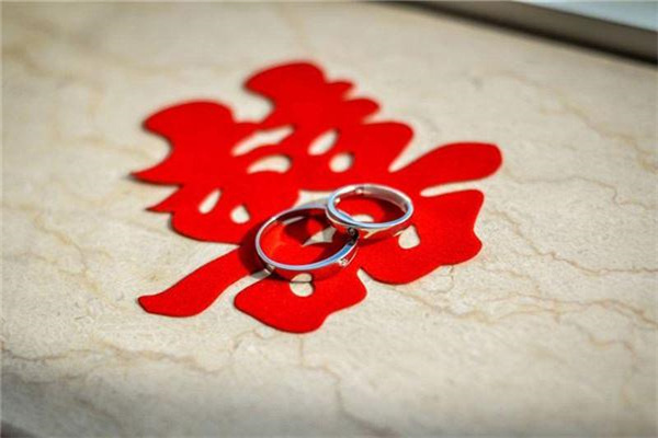 八字如何看女人婚姻是否幸福（八字如何看女人婚姻是否幸福呢）