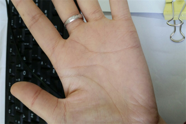 漂亮女人的手相特征（漂亮女人的手相特征图片）