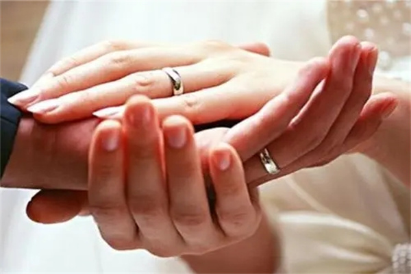 婚姻幸福的八字特征(婚姻幸福的八字特征身弱日支坐劫财)